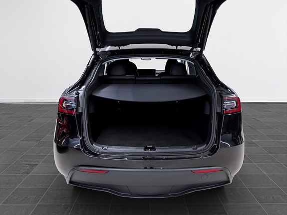 Tesla Model Y 8 of 19