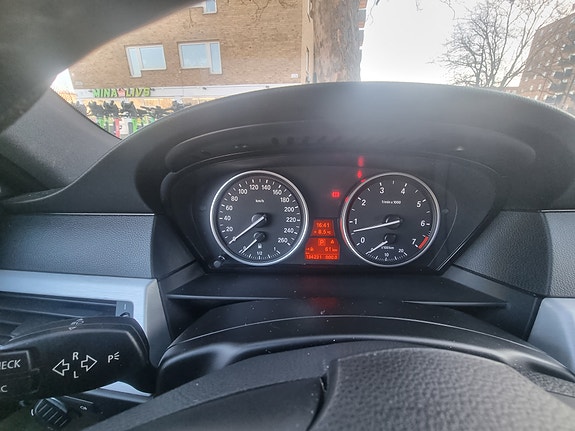 BMW 523i 3 of 5