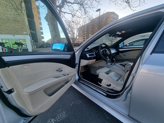 BMW 523i 2 of 5