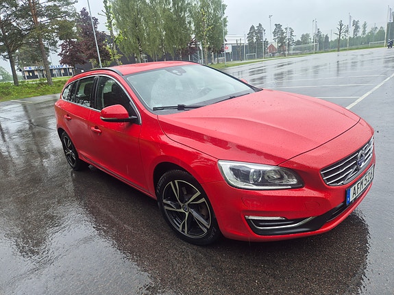 Volvo V60 2 of 5