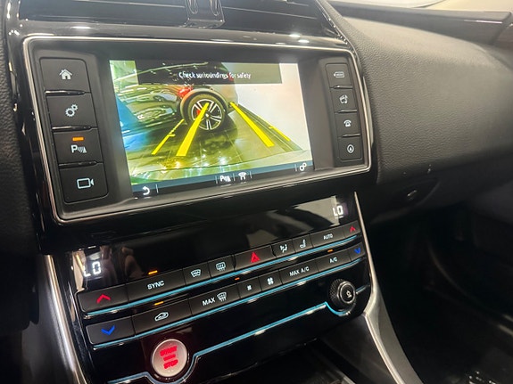 Jaguar XE 11 of 14