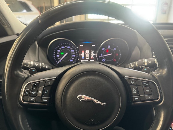 Jaguar XE 12 of 14