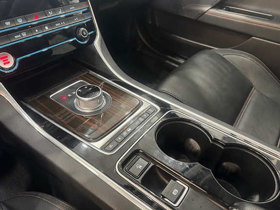 Jaguar XE 8 of 14