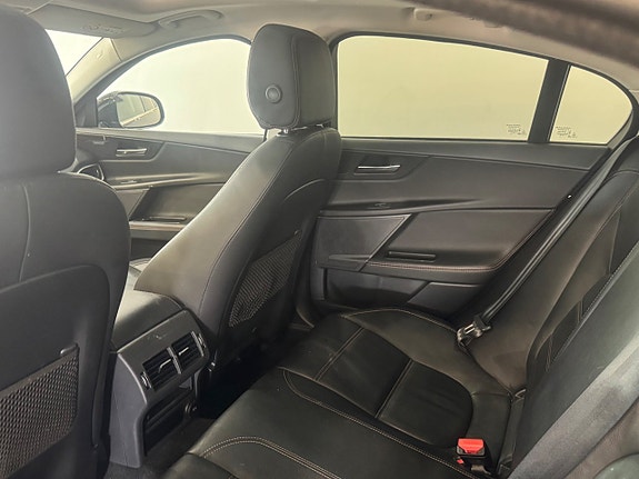 Jaguar XE 5 of 14