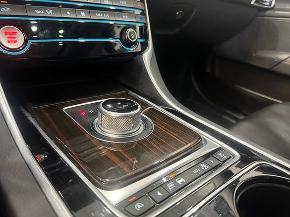 Jaguar XE 10 of 14
