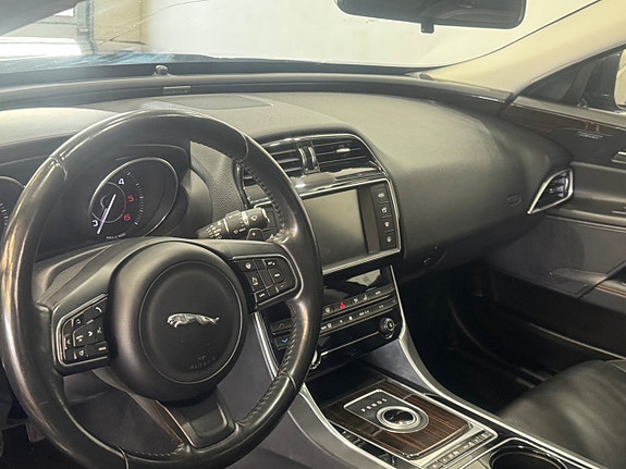 Jaguar XE 6 of 14
