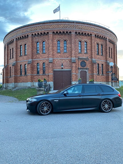 BMW 530d 2 of 5