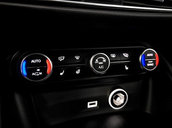 Alfa Romeo Stelvio 27 of 30