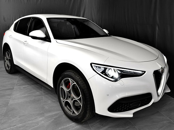 Alfa Romeo Stelvio 2 of 5