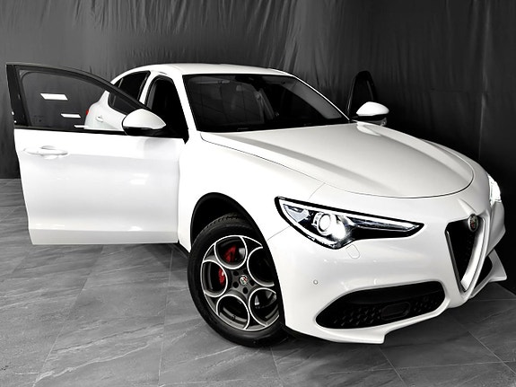 Alfa Romeo Stelvio 4 of 5