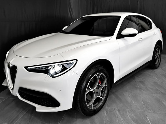 Alfa Romeo Stelvio 3 of 5