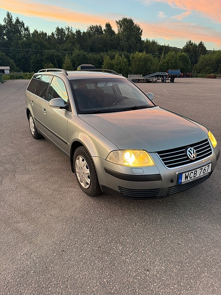 Volkswagen Passat 2 of 5