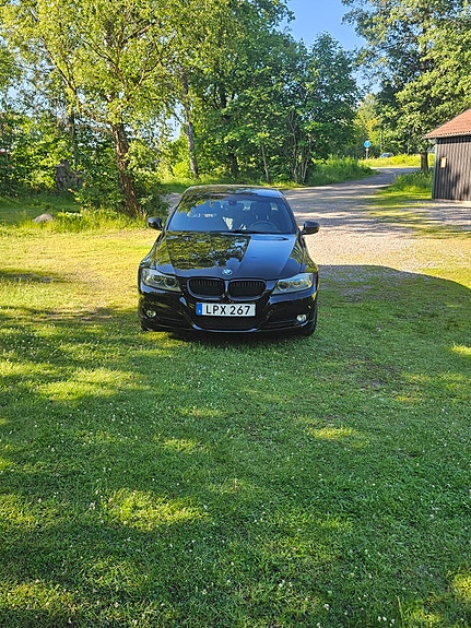 BMW 320d 2 of 5