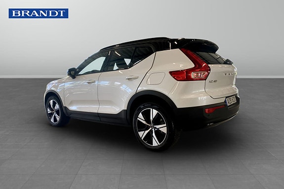 Volvo XC40 2 of 15