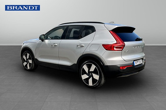 Volvo XC40 2 of 5