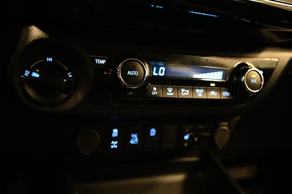 Toyota HiLux 22 of 26