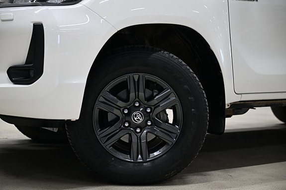 Toyota HiLux 3 of 5