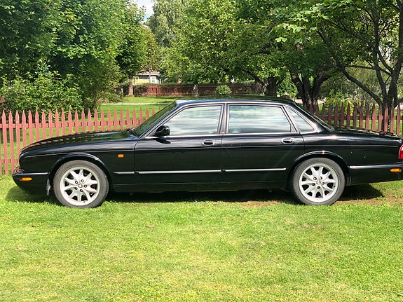 Jaguar XJ8 5 of 5