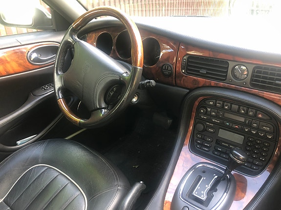 Jaguar XJ8 4 of 5