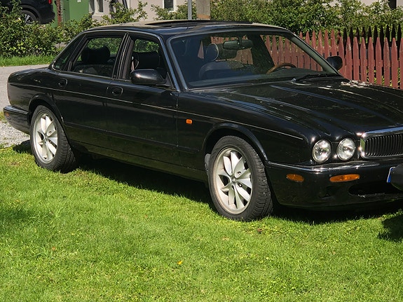 Jaguar XJ8 2 of 5