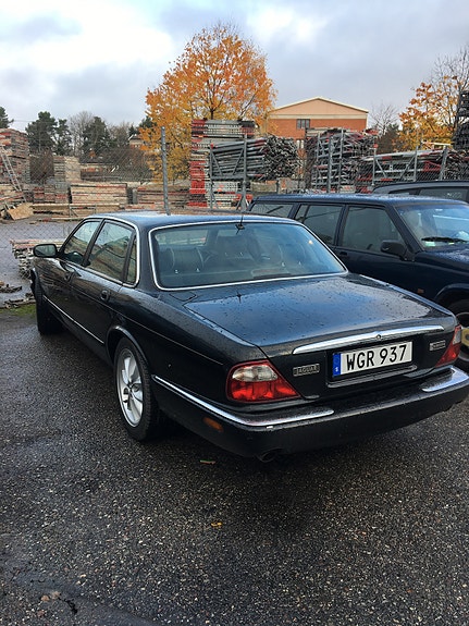 Jaguar XJ8 3 of 5