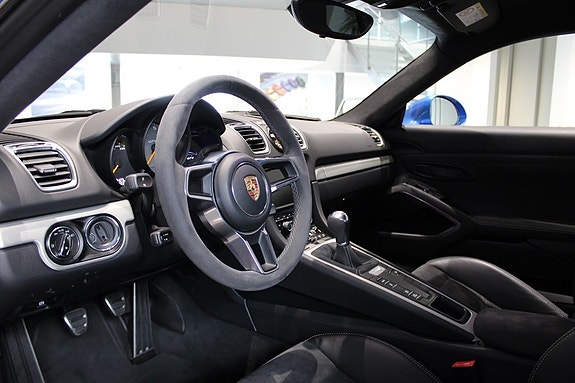 Porsche Cayman GT4 4 of 5