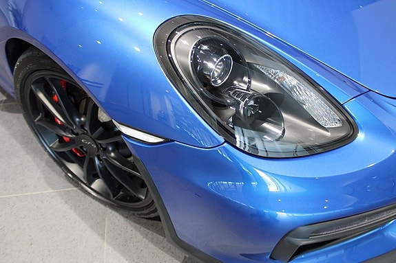 Porsche Cayman GT4 5 of 5