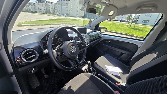 Volkswagen UP! 4 of 5