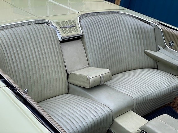 Ford Thunderbird 4 of 5