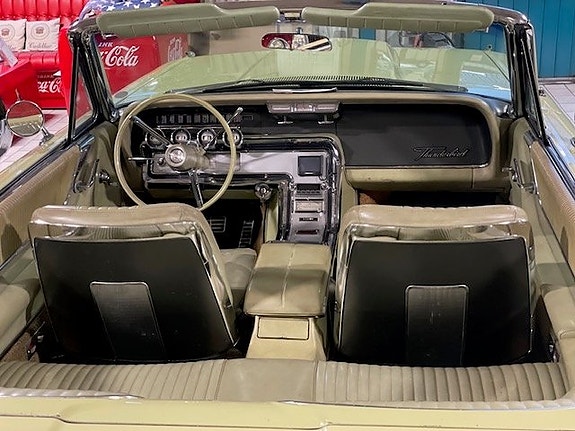 Ford Thunderbird 17 of 30