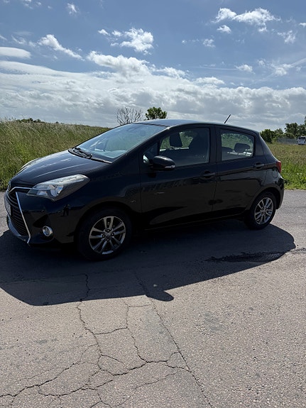 Toyota Yaris 2 of 5