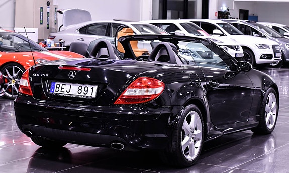 Mercedes-Benz SLK350 4 of 5