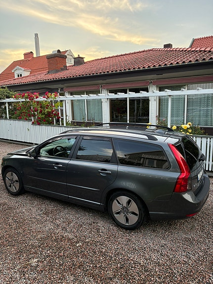Volvo V50 3 of 5