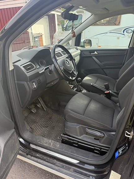 Volkswagen Caddy Alltrack 2 of 5