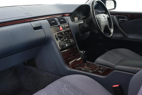 Mercedes-Benz E240 14 of 16