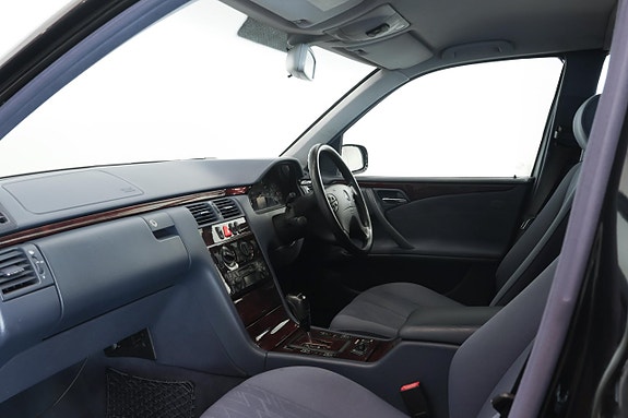 Mercedes-Benz E240 13 of 16