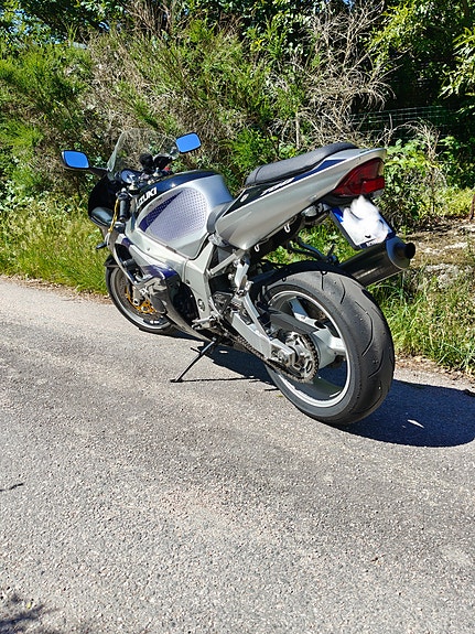 Suzuki GSX-R750 4 of 5
