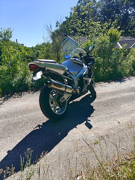 Suzuki GSX-R750 2 of 5