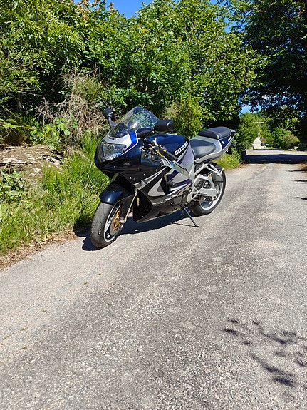 Suzuki GSX-R750 3 of 5