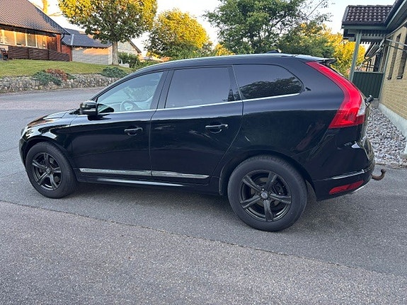 Volvo XC60 2 of 5