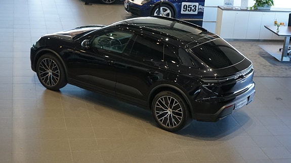 Porsche Macan 4 3 of 5