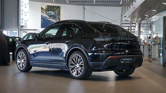 Porsche Macan 4 2 of 5