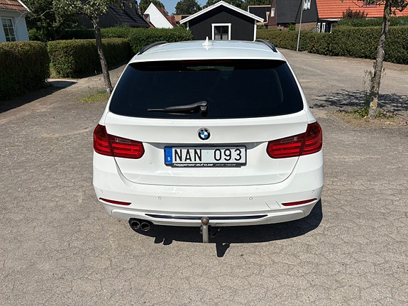 BMW 328i 3 of 5