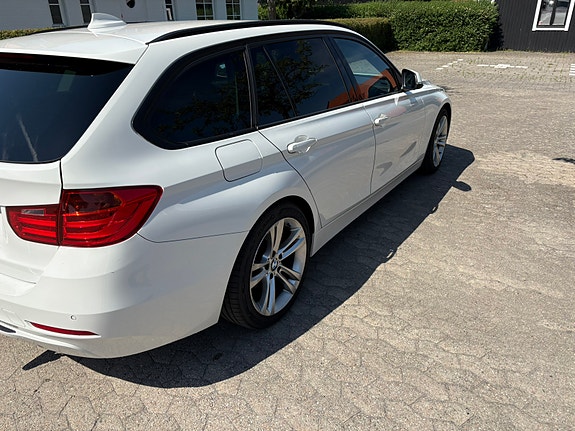 BMW 328i 4 of 5