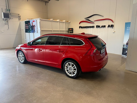 Volvo V60 2 of 5