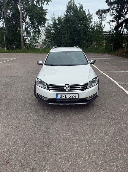Volkswagen Passat Alltrack 3 of 5