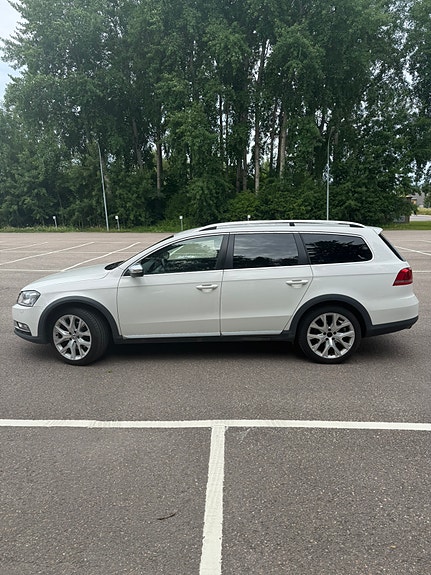 Volkswagen Passat Alltrack 2 of 5