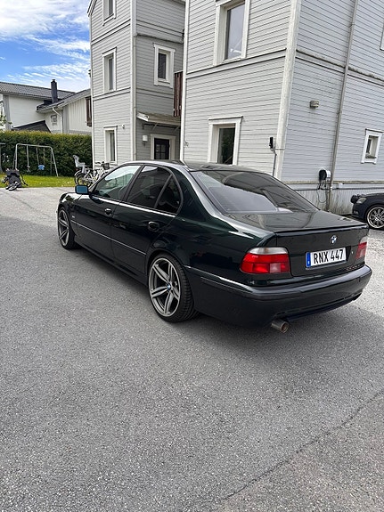 BMW 523i 4 of 5