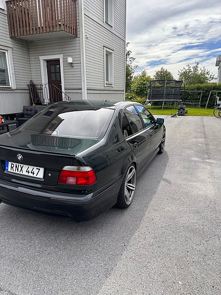 BMW 523i 3 of 5