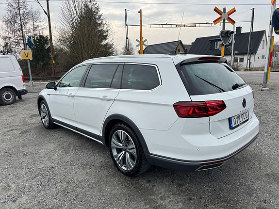 Volkswagen Passat Alltrack 2 of 5